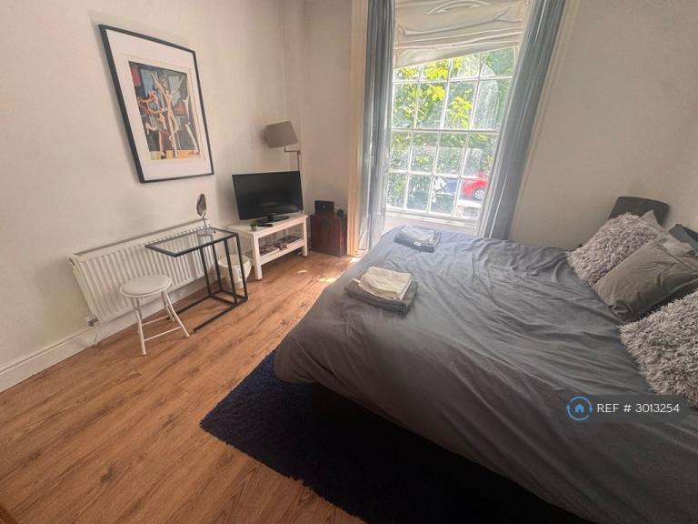 1 bedroom flat in Queens Road, London, SE15 (1 bed) (#3013254)