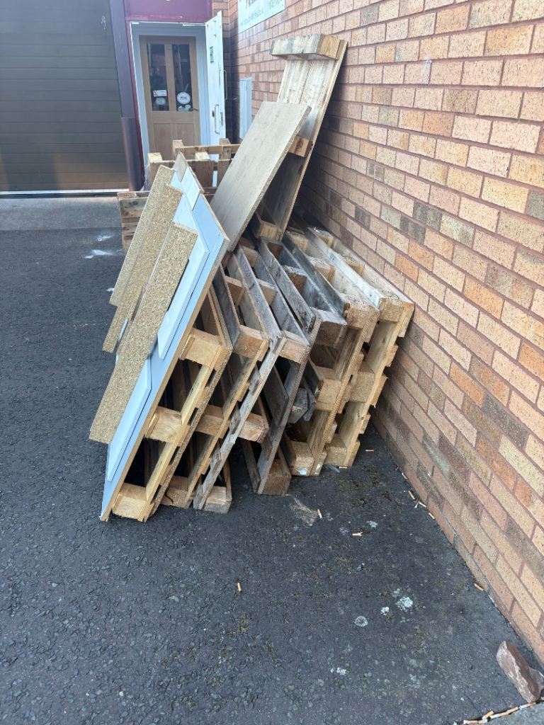 Pallets . Free to uplift . 