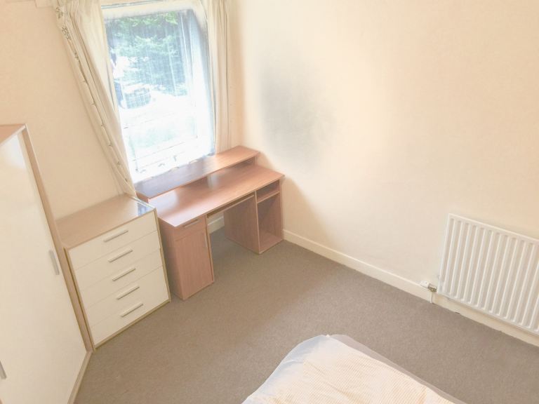 DOUBLE BEDROOM IN SUPERB TOP FLOOR OLD ABERDEEN APARTMENT BY UNIVERSITY