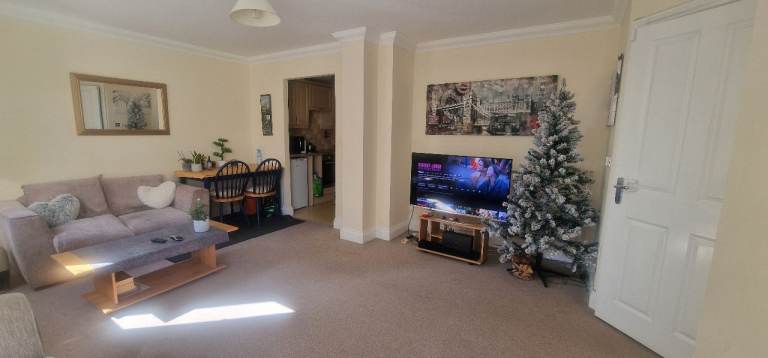 Double Bed room with Own bath in 2 a bed Flat by Poole Hospital