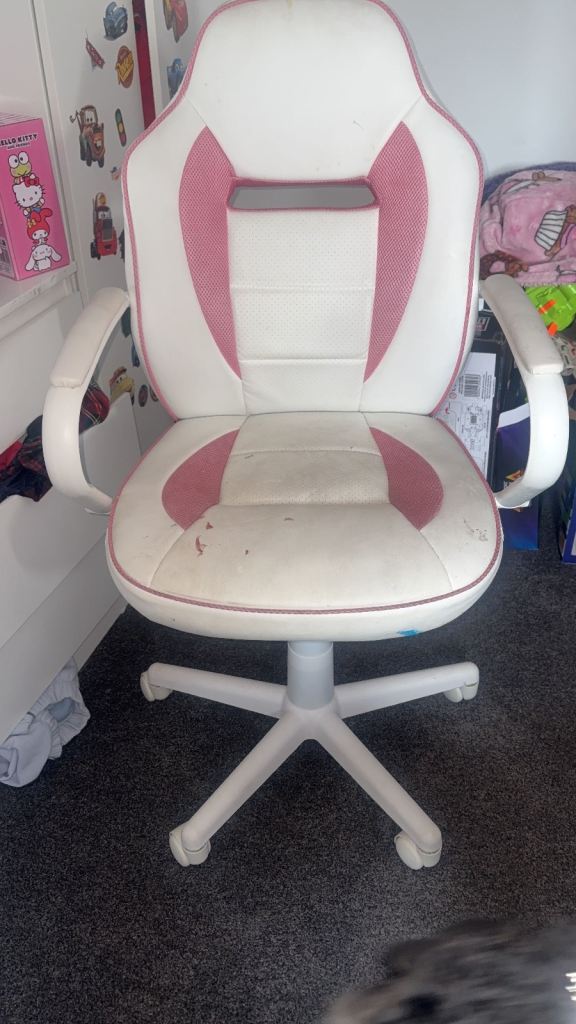 Pink & white gaming chair 
