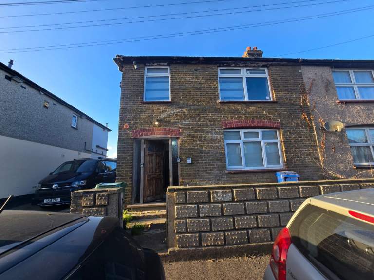 64 Knockhall road	DA9 9HF - Studio flat available now!