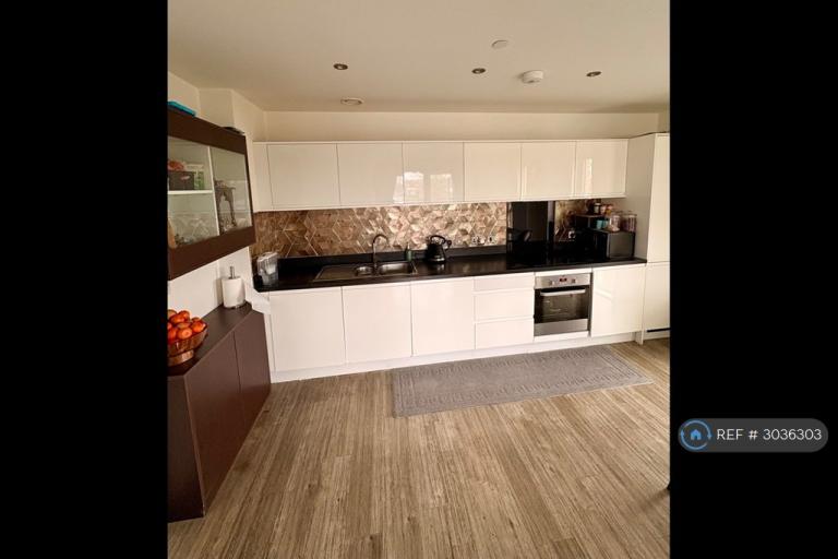 3 bedroom flat in Halley House, London, NW9 (3 bed) (#3036303)