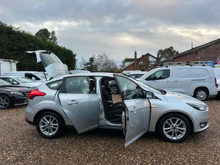 2015 Ford Focus 1.0T EcoBoost Zetec Euro 6 (s/s) 5dr HATCHBACK Petrol Manual