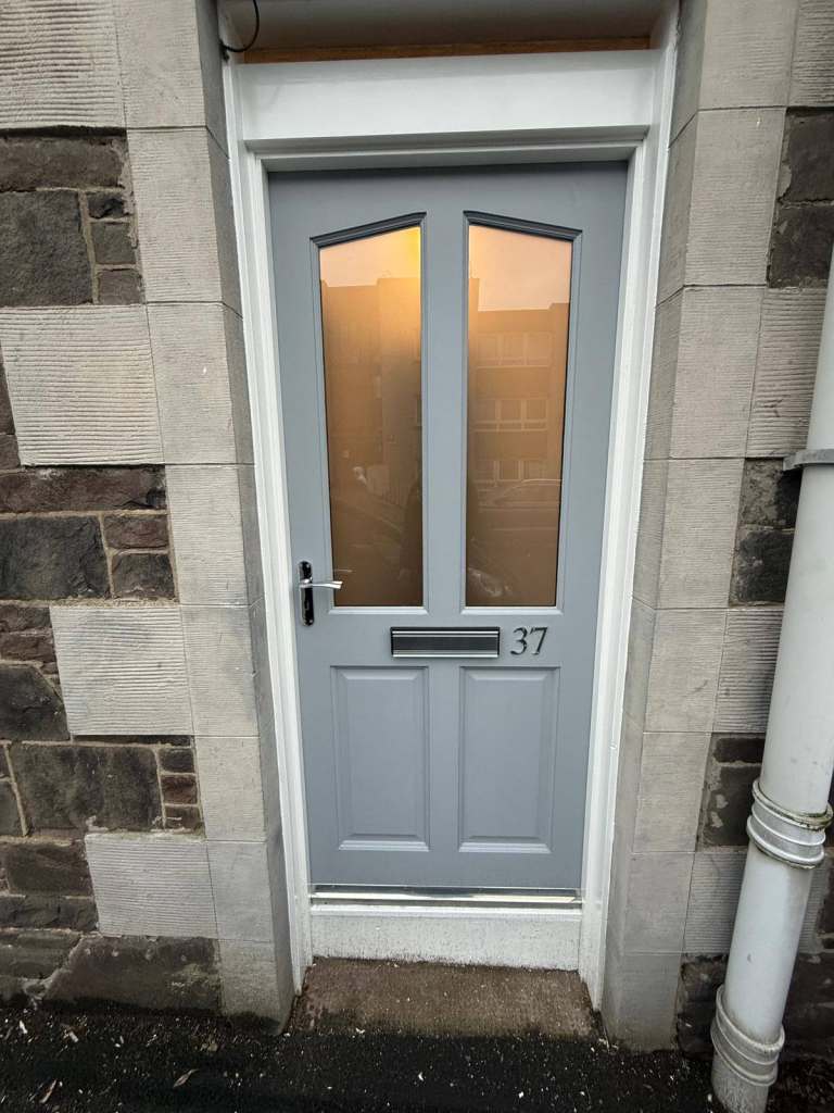 Very bright wee flat, recently refurbished