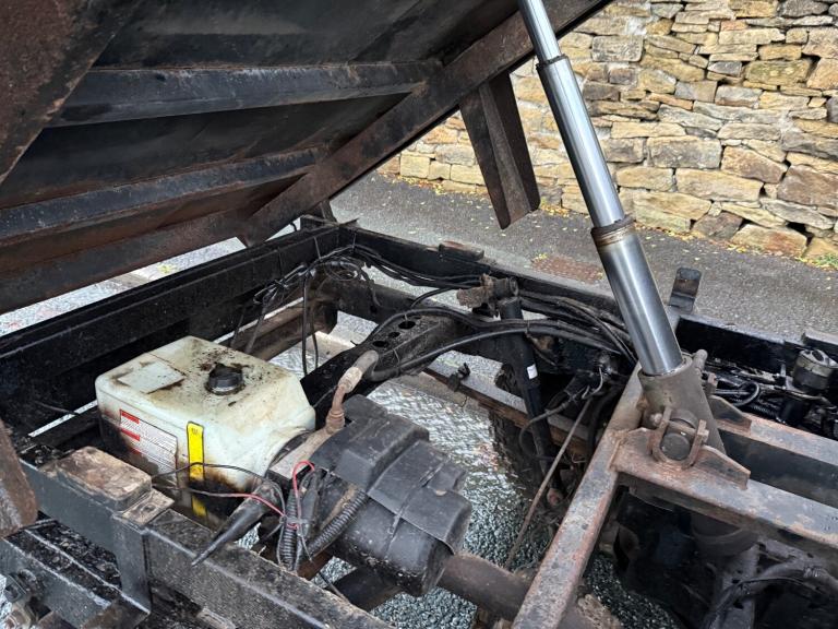 2007 Toyota Hilux INVINCIBLE 3.0D4-D DOUBLE CAB TIPPER MANUAL 4X4 GREY PICK UP Diesel Manual