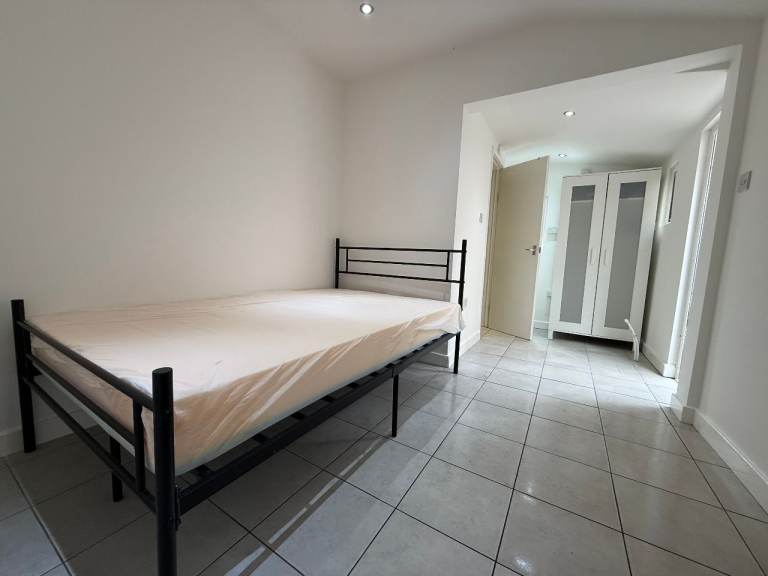 Spacious Single and double  Bedrooms with En-suites in Luton Town Centre