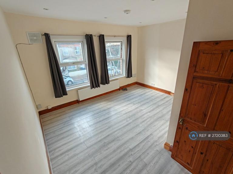 2 bedroom flat in Inverness Road, Southall, UB2 (2 bed) (#2720383)