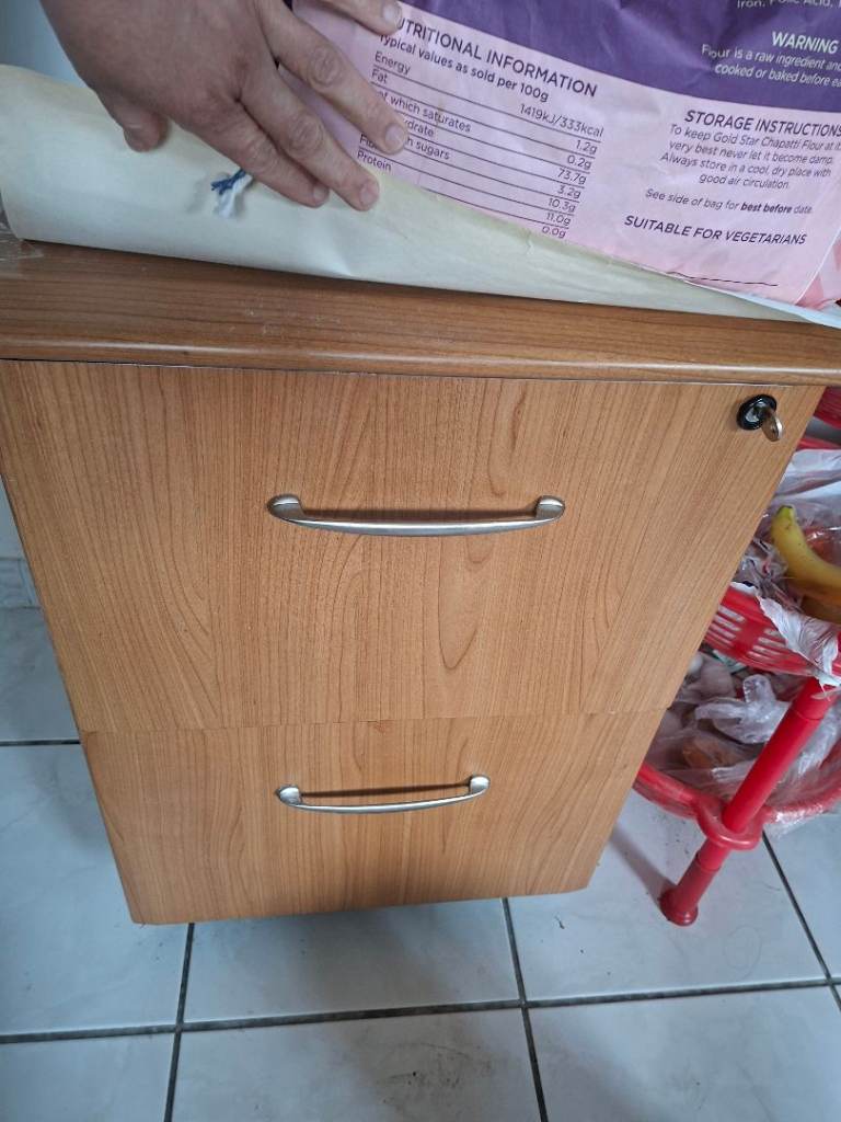 Filing cabinet li k doesn't work has key. It has wheels