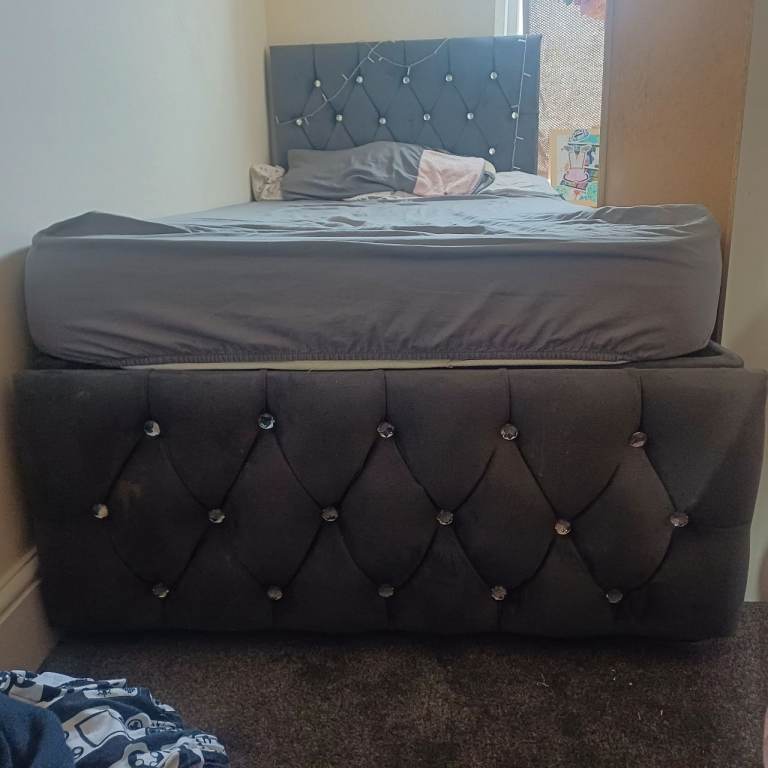 Single velvet bed with brand new mattress