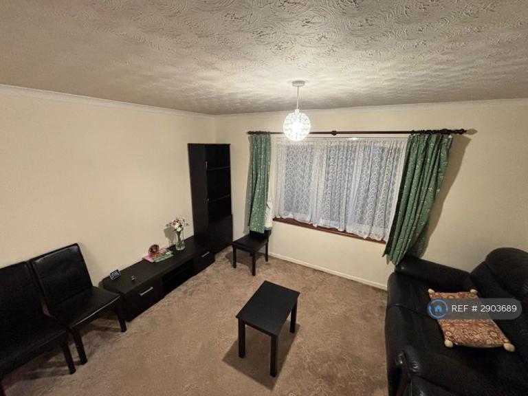 1 bedroom flat in Turnpike Lane, Uxbridge, UB10 (1 bed) (#2903689)