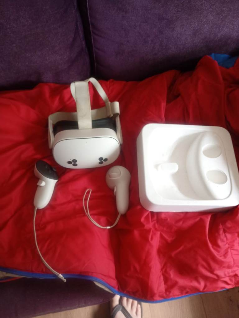 boxed meta quest 3s 256 mb VR Headset with Controllers – Good Condition
