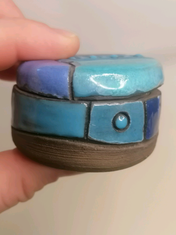 Vintage art deco 2,2 inch miniature trinket box. (small chipped). 