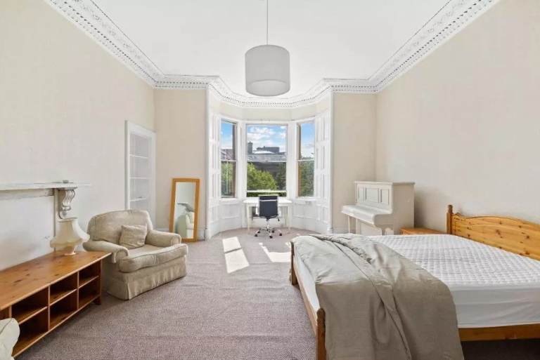 Huge beautiful room in central Edinburgh
