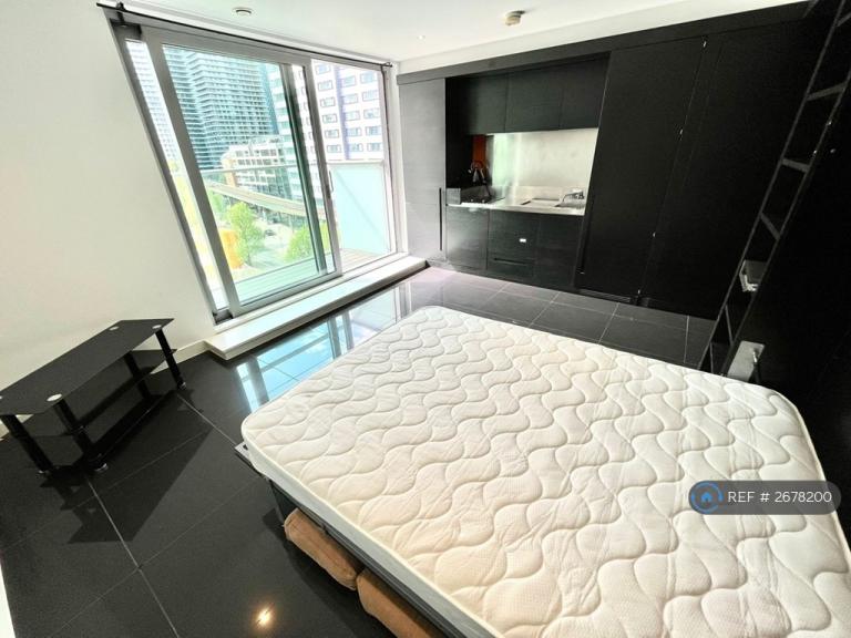 Studio flat in Pan Peninsula Square, London, E14 (#2678200)