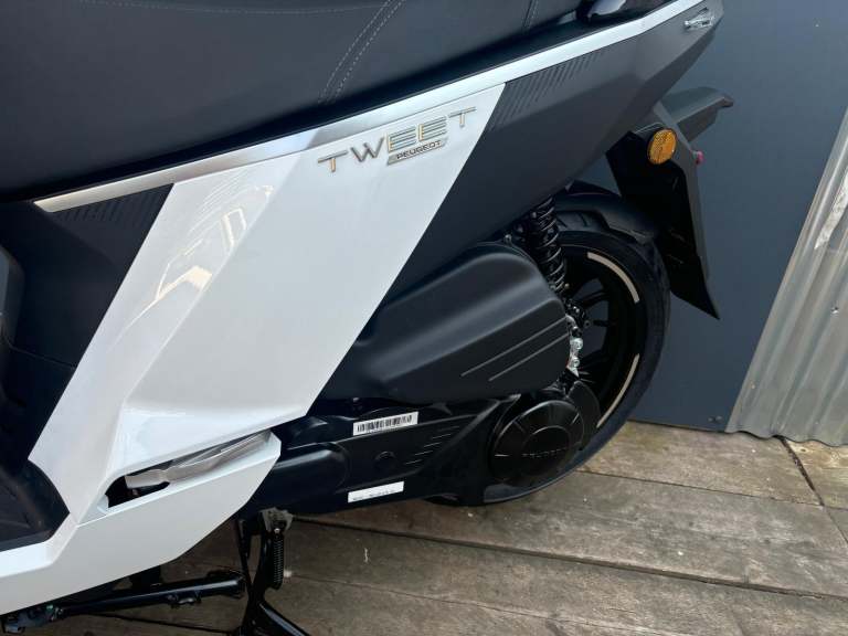 Peugeot Tweet 125 Automatic Twist and Go Scooter PCX125 NMAX