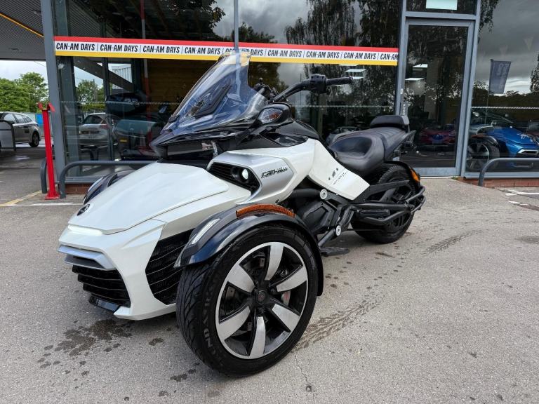 2016 Can-Am SPYDER F3 1330cc 6 speed semi automatic trike in white