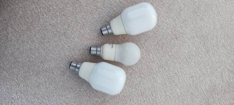 Three White B22 Bayonet Light Bulbs – Good Condition