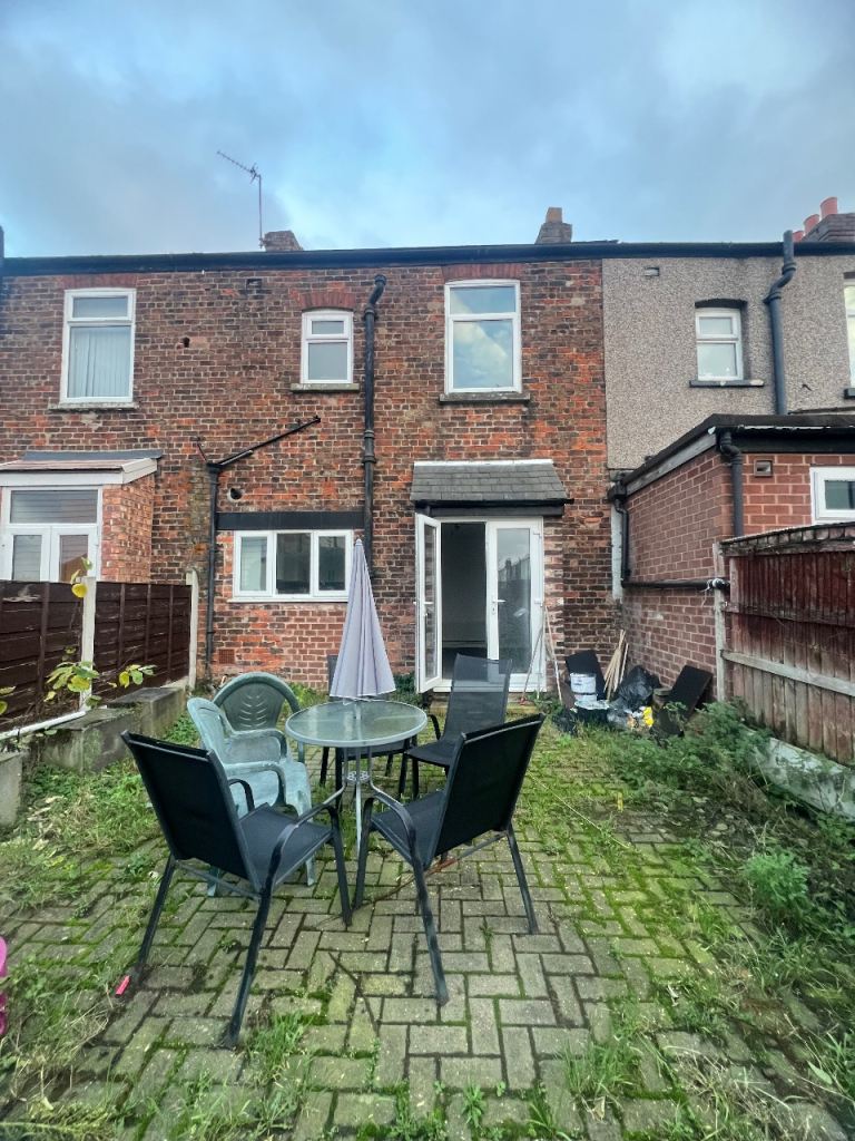 Spacious 2 Bed House Irlam 