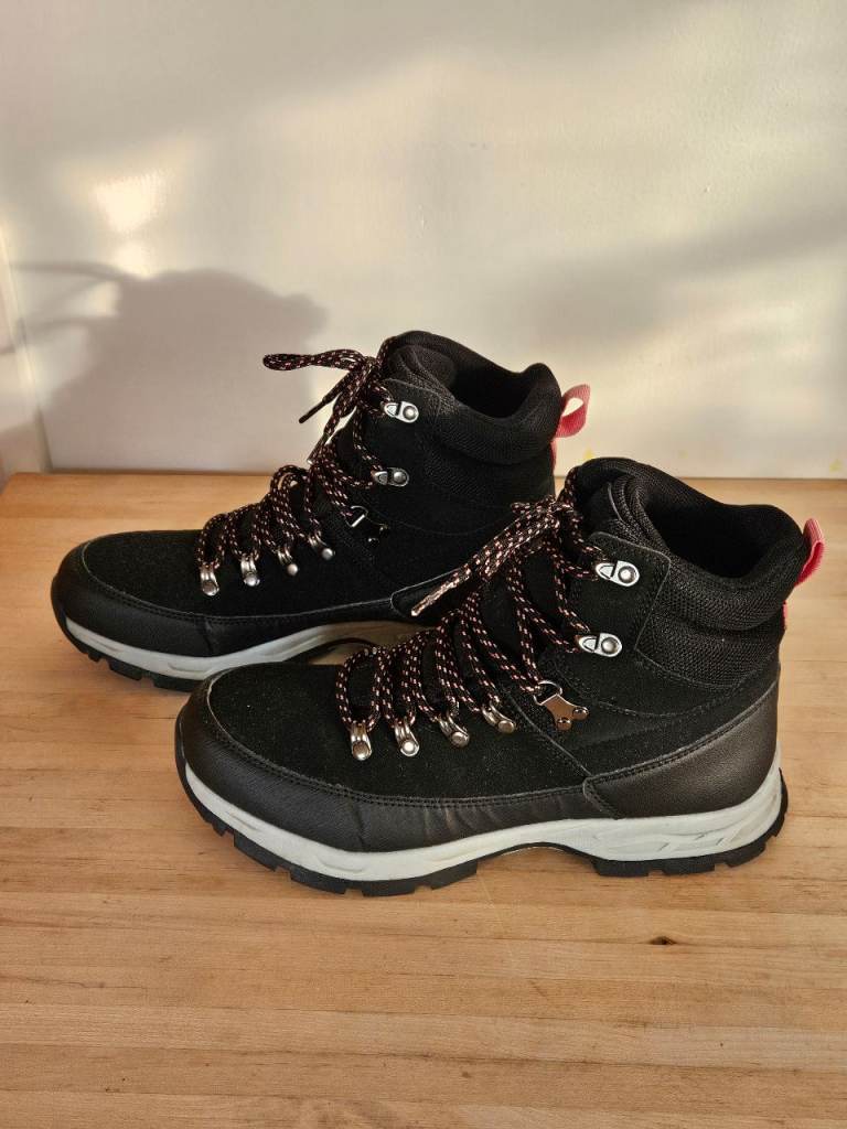 Ladies black walking boots / shoes size 7 £10 
