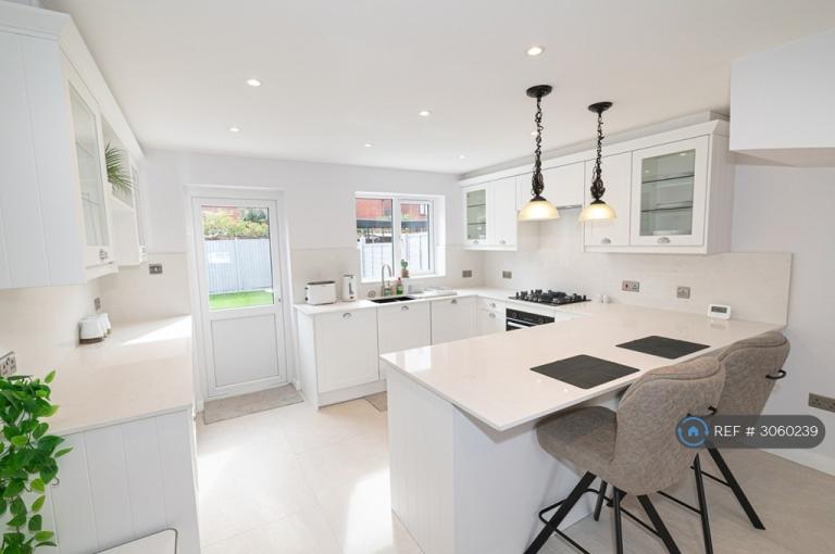 2 bedroom house in Dixon Close, London, E6 (2 bed) (#3060239)