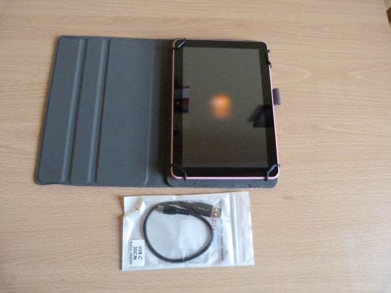 AMAZON FIRE HD TABLET. 8 Inch. 12th Generation 32GB in Pristine Condition. comes with Brand New USB 