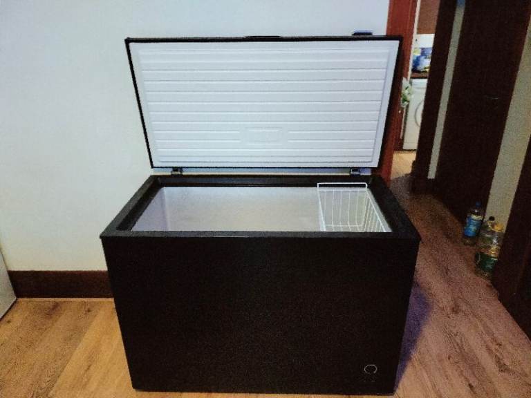 Black HYE 299 Litre Chest Freezer £40: only for one in need.