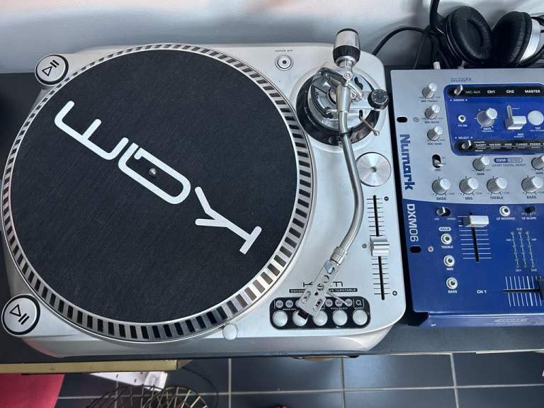 KAM DDX 3000 Pro Direct Drive Turntables and mixer