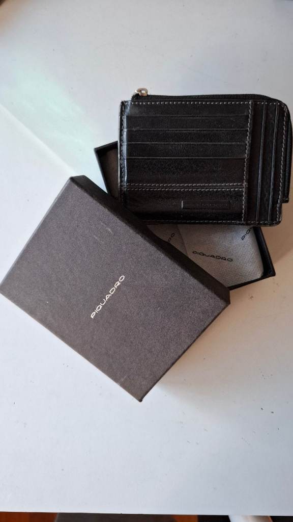 Men's cardholder wallet with zipped coin pocket