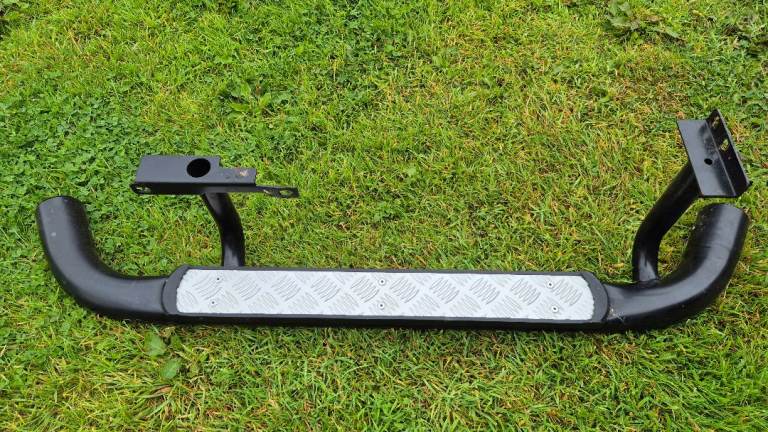  Defender 90/110 Side Steps - Nearside only - Chequer Plate Top - Fits from 2003 Onward - LR029294