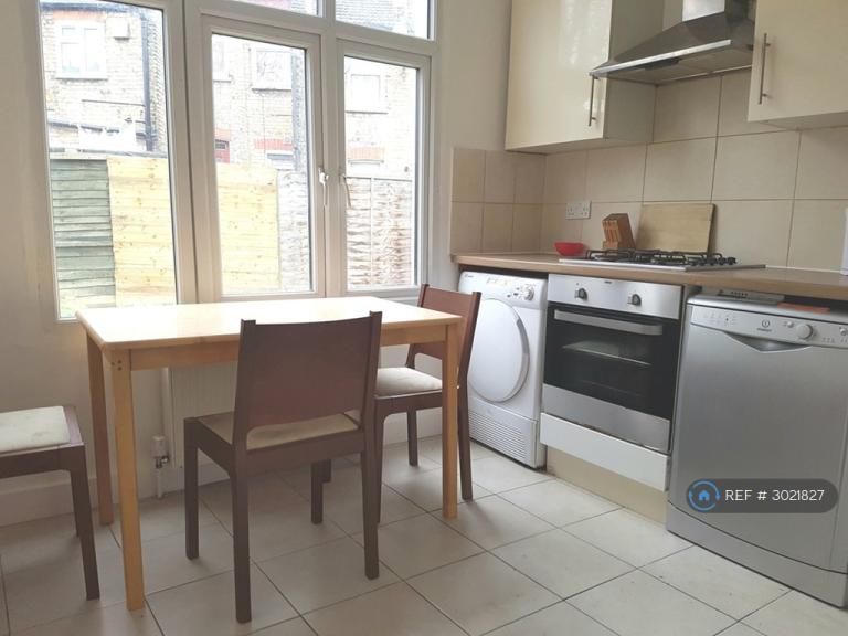 5 bedroom house in Arnold Road, Seven Sisters, N15 (5 bed) (#3021827)