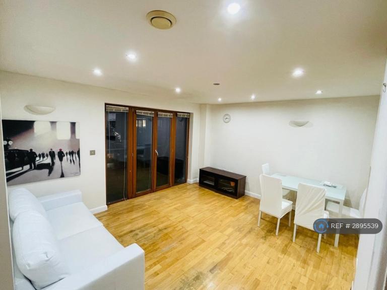 2 bedroom flat in Ilford Hill, Ilford, IG1 (2 bed) (#2895539)