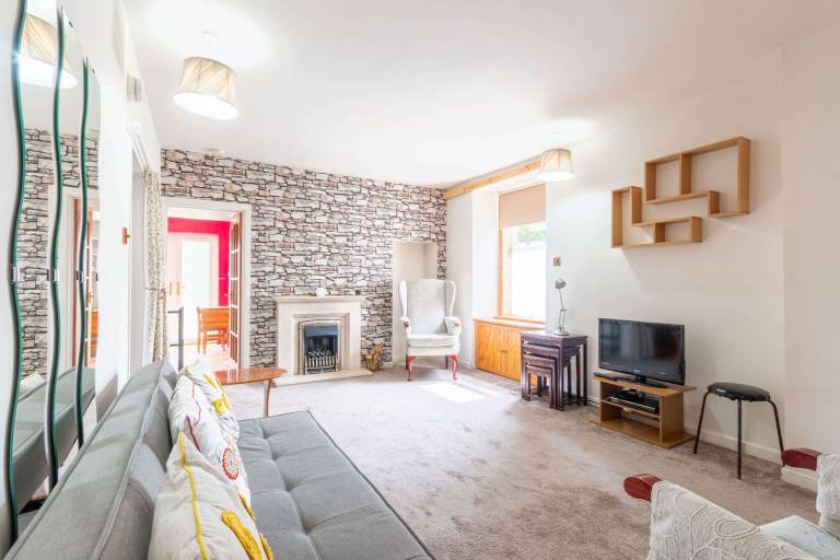 Excellent, 2 bedroom, ground floor flat in Juniper Green – available July