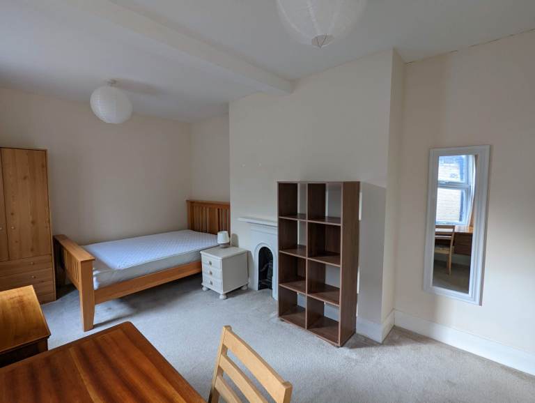 Room Available in a Calm, Friendly Home – Cat Lovers Essential