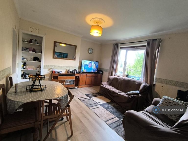 2 bedroom flat in Oswald Terrace, Edinburgh, EH12 (2 bed) (#2166343)