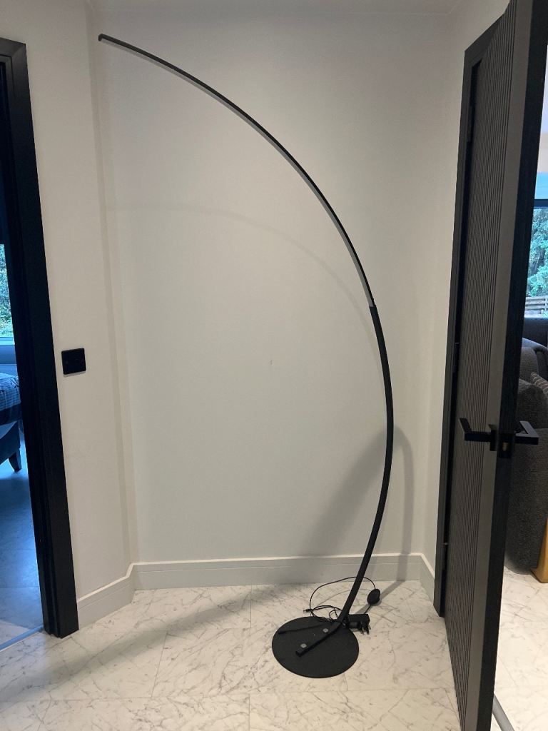 Black Curved Arc Floor Lamp – Modern Design LED Light