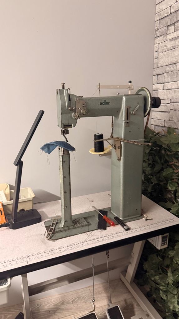Post bed sewing machine 