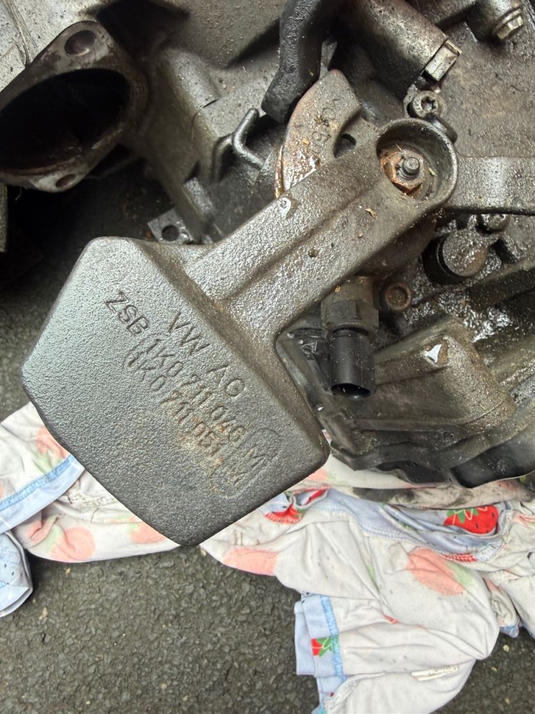 Seat Vw 1.6 tdi 5 speed gearbox and matching driveshafts 