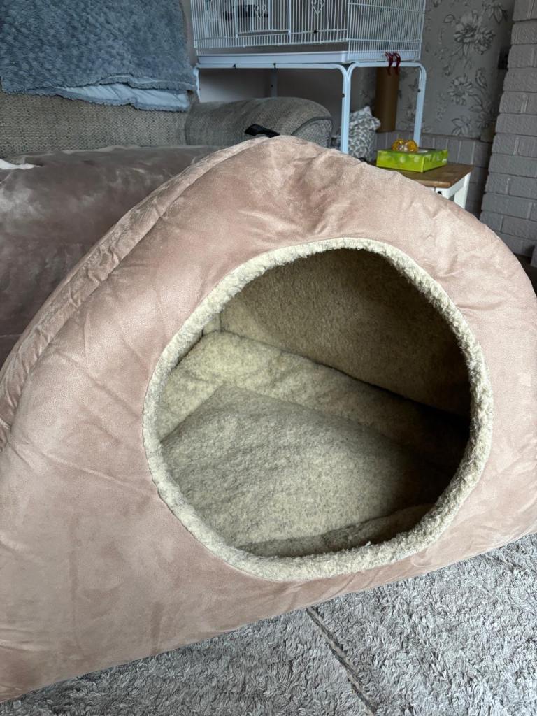 Dog bed / igloo 