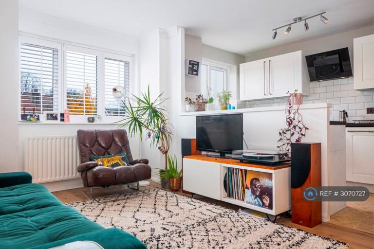 1 bedroom flat in Caroline Close, London, N10 (1 bed) (#3070727)