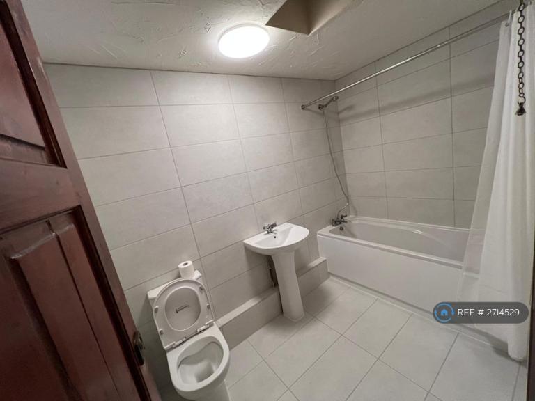 2 bedroom flat in Long Green, Chigwell, IG7 (2 bed) (#2714529)