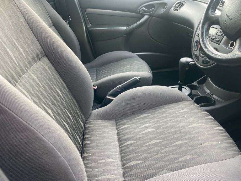 FORD FOCUS 1.6 ZETEC AUTOMATIC 04 REG BLUE 5 DOOR 11 MONTHS MOT LOW INSURANCE 36+MPG