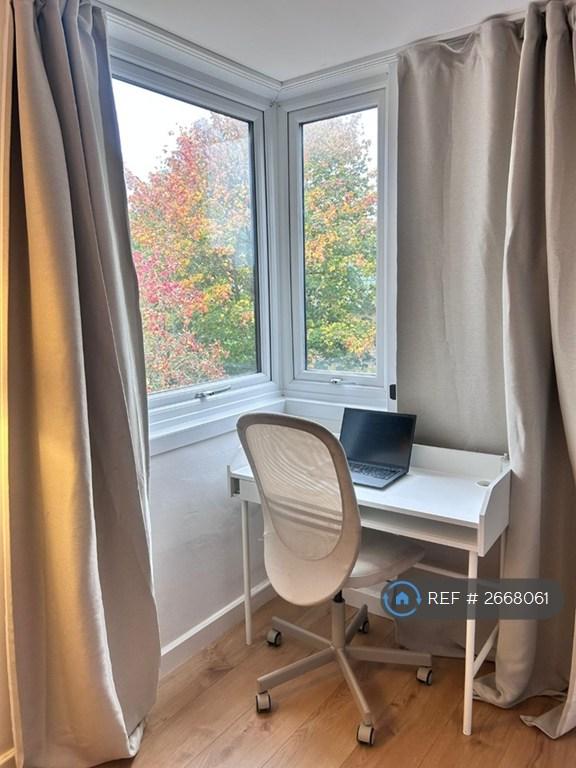 2 bedroom flat in Britten Close, London, NW11 (2 bed) (#2668061)