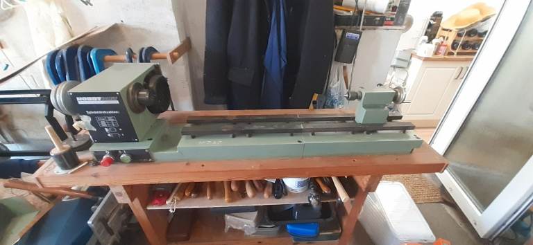 Wood turning lathe