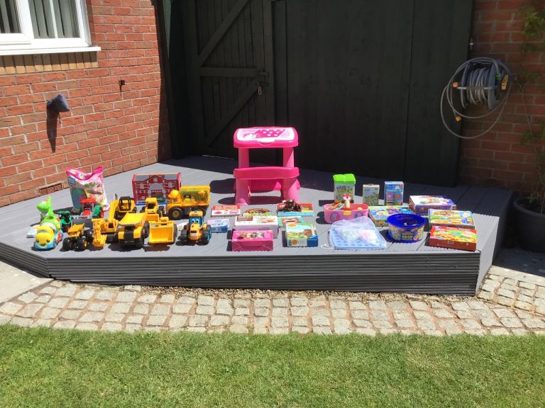 Selection of Children’s Toys, Books, Games, Jigsaws and a Desk Etc. (Job Lot)