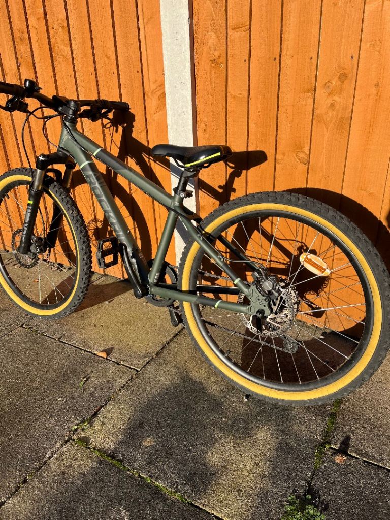Girls bike ( age from 7 to 11 ) 