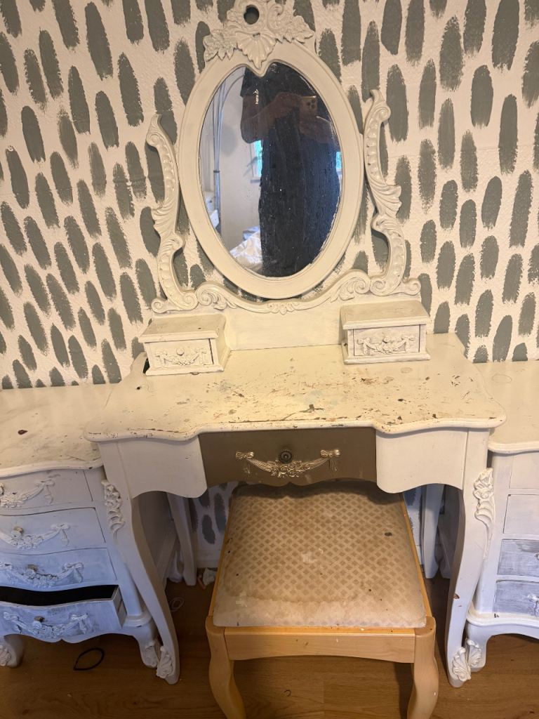Dressing table and draws