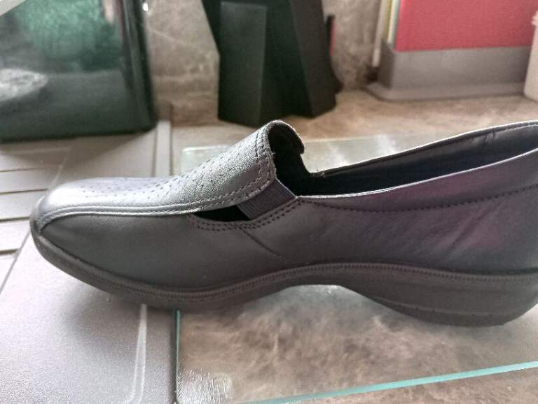 NAVY LADIES HOTTER SHOES, BRAND NEW, SIZE 7