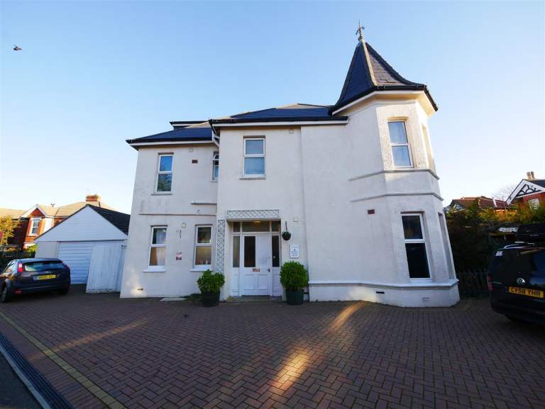 Modern loft Studio Flat to let in a block of apartments located in Winton