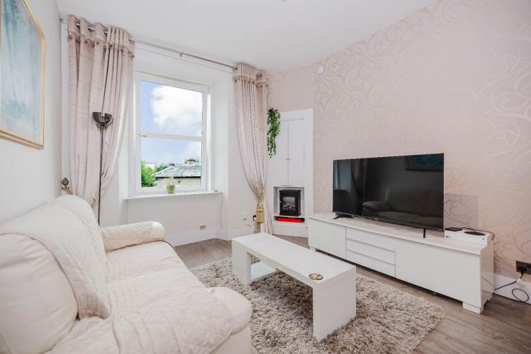 Very attractive, 1 bedroom, 1st floor flat in Restalrig – available July
